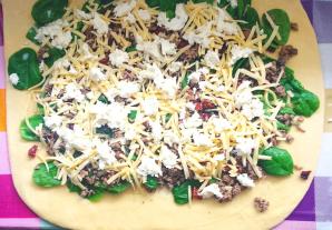 Wieniec drożdżowy ze szpinakiem i mięsem mielonym