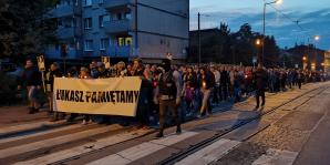 [VIDEO] Mieszkańcy Świętochłowic wzięli udział w marszu milczenia by uczcić pamięć bestialsko zamordowanego Łukasza Porwolika