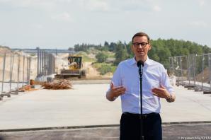[VIDEO] Jedna droga, tysiące nowych możliwości – premier z wizytą na budowie Via Carpatia