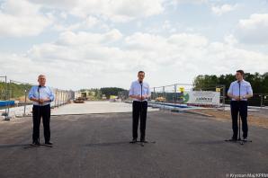 [VIDEO] Jedna droga, tysiące nowych możliwości – premier z wizytą na budowie Via Carpatia