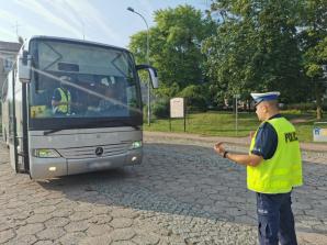 Mundurowi kontrolują autobusy