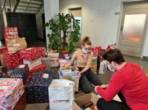 [VIDEO] Wigilia Caritas. Wspólny posiłek i prezenty pod choinkę