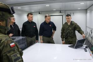 [VIDEO] Ćwiczenia DEFENDER–Europe 22. Prezydent RP Andrzej Duda w okolicach miejscowości Nowogród obserwował współdziałanie wojsk z Polski, Stanów Zjednoczonych, Francji oraz Szwecji