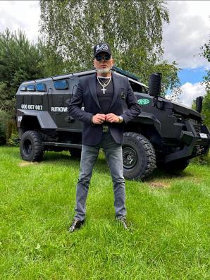 [VIDEO] Kolejny sukces Biura Rutkowski i Policji! Po ujawnieniu monitoringu, zatrzymano dwóch sprawców brutalnego napadu w Suwałkach metodą „na policjanta” i kradzieży miliona złotych! Wciąż poszukiwany jest trzeci sprawca!