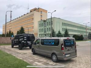 [VIDEO] Kolejny sukces Biura Rutkowski i Policji! Po ujawnieniu monitoringu, zatrzymano dwóch sprawców brutalnego napadu w Suwałkach metodą „na policjanta” i kradzieży miliona złotych! Wciąż poszukiwany jest trzeci sprawca!