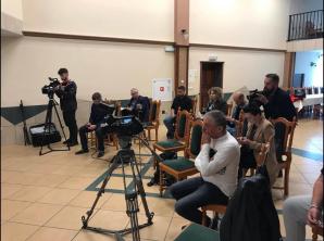 [VIDEO] Kolejny sukces Biura Rutkowski i Policji! Po ujawnieniu monitoringu, zatrzymano dwóch sprawców brutalnego napadu w Suwałkach metodą „na policjanta” i kradzieży miliona złotych! Wciąż poszukiwany jest trzeci sprawca!