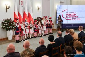 [VIDEO] Andrzej Duda wraz z Małżonką Agatą Kornhauser–Dudą wzięli udział w uroczystości podsumowującej Akcję Pomocy Polakom na Wschodzie w latach 2020–2023