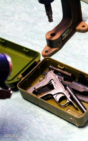 [VIDEO] Warszawa: Granaty, broń i amunicja. Policjanci przejęli spory arsenał