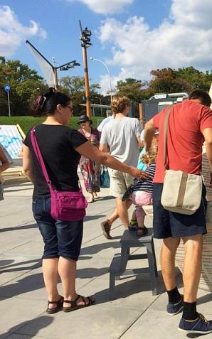 Warszawa: Papierowa łódeczka zacumowała na bulwarze