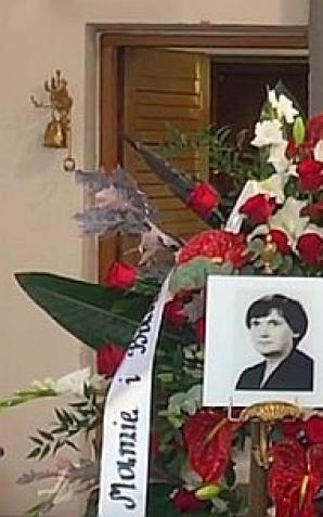 [VIDEO] Krzysztof Rutkowski wraz z żoną Mają, ojcem Jerzym, synkiem Krzysiem i córką Mai Kają pożegnali w sobotę Mamę, Żonę i Babcię Urszulę Rutkowską