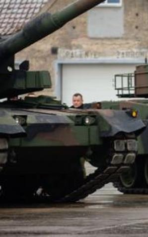 Premier Mateusz Morawiecki i wicepremier Mariusz Błaszczak w Morągu przekazali Wojsku Polskiemu najnowsze czołgi K2 