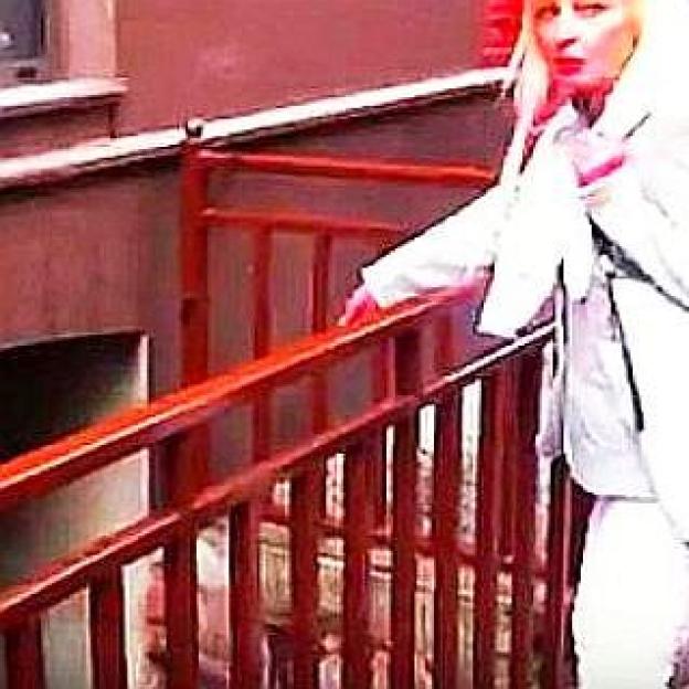 [VIDEO] Dlaczego prokuratura w Toruniu nie kończy dramatu atakowanej kamieniami i smołą biznesmenki? Ofiara ataków sama wskazuje lokal, z którego napastnik pobierał słoiki ze smołą! 