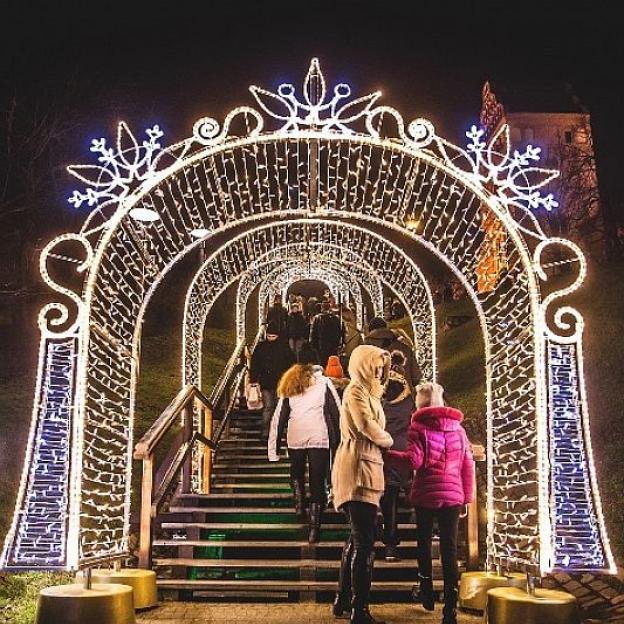 Zapraszamy na spacery iluminowaną Warszawą!