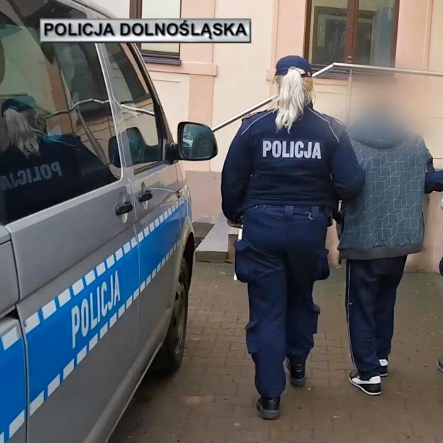 Nie zatrzymał się do kontroli drogowej, doprowadził do kolizji i podczas ucieczki potrącił policjanta