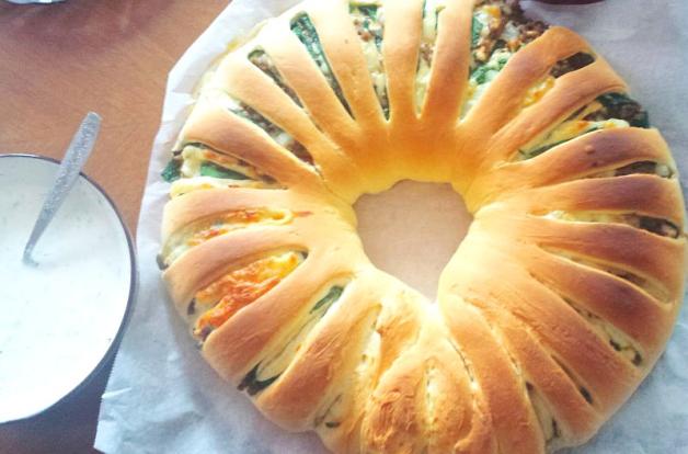 Wieniec drożdżowy ze szpinakiem i mięsem mielonym