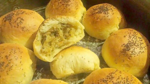 Drożdżowe bułeczki z kapustą i pieczarkami 