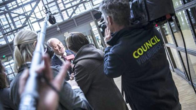 Bruksela: Spotkanie ministrów obrony UE. Wszystkie działania UE w sferze obronnej muszą być koordynowane z NATO i nie mogą wchodzić w konflikt z analogicznymi działaniami NATO.