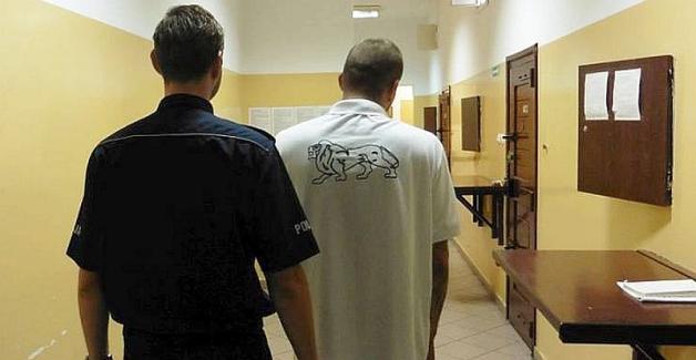  Chciał się modnie ubrać nie płacąc. Założył w sklepie jedną parę butów na nogi a kilka kolejnych schował do plecaka!