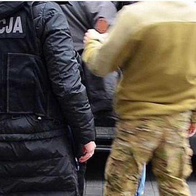 [VIDEO] Policjanci zabezpieczyli pierwsze szczątki ludzkie, które zostały skradzione z cmentarza