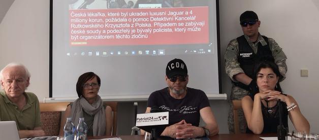 [VIDEO] Rutkowski w czeskim Ołomuńcu nagłaśnia umorzoną przez sądy sprawę kradzieży 4 milionów koron i luksusowego jaguara przez byłego policjanta Radomira H. i jego kompana Tomasza P.