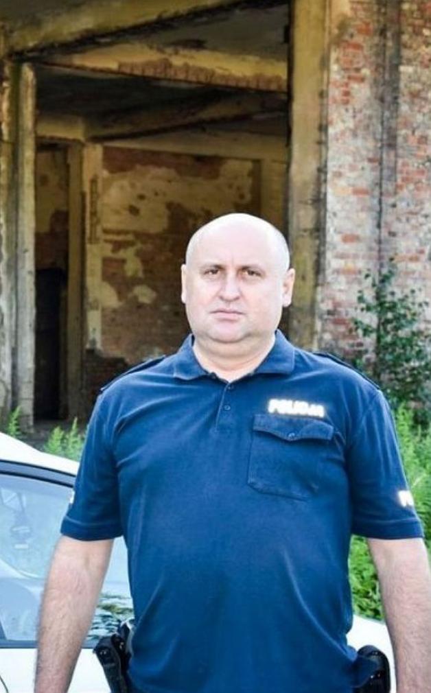 Empatia, zrozumienie, doświadczenie - dzielnicowy uratował kobietę, która chciała skoczyć z dachu