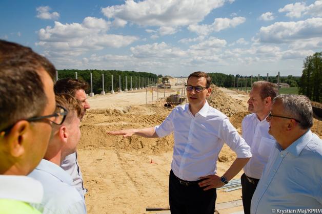 [VIDEO] Jedna droga, tysiące nowych możliwości – premier z wizytą na budowie Via Carpatia