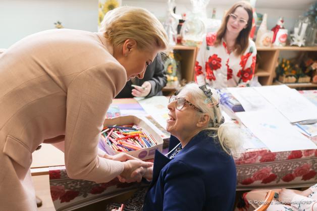 Terapia, rehabilitacja, zajęcia relaksacyjne. Pierwsza Dama wskazuje priorytety opieki nad osobami z zaburzeniami psychicznymi  podczas wizyty  w Jedlance