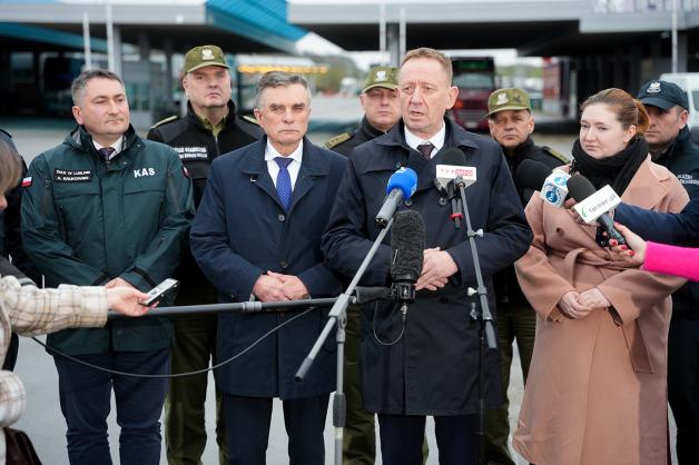 Rozmowy polsko-ukraińskie Minister rolnictwa i rozwoju wsi Roberta Telusa wraz z sekretarz stanu Anną Gembicką  na przejściu granicznym w Dorohusku